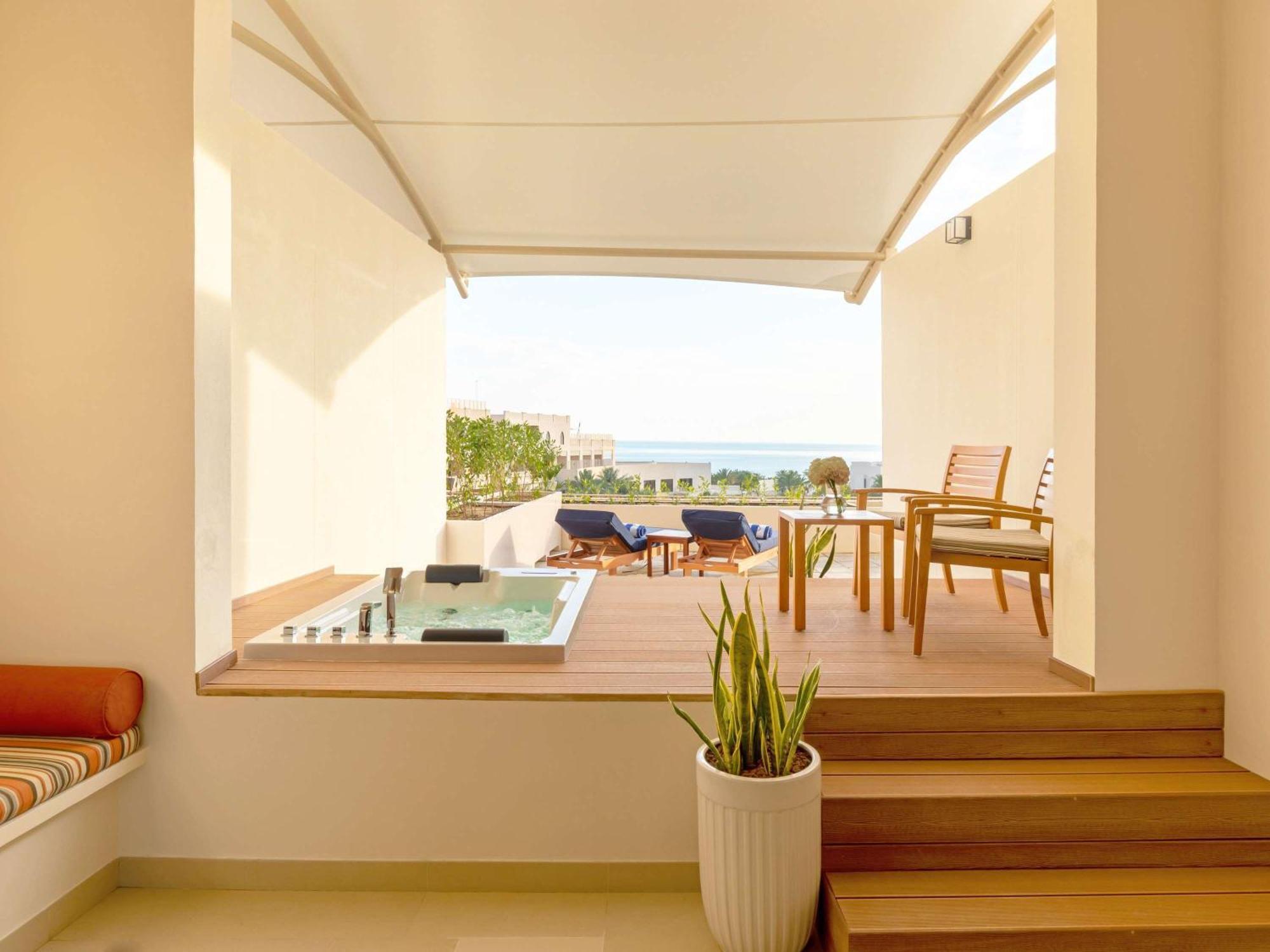 Sofitel Bahrain Zallaq Thalassa Sea & Spa Manamah Buitenkant foto A suite at the hotel