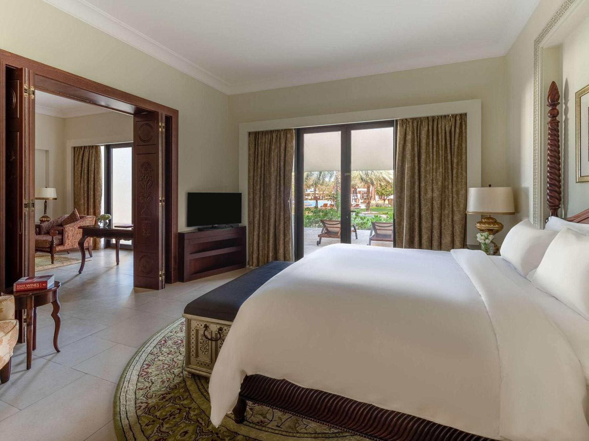 Sofitel Bahrain Zallaq Thalassa Sea & Spa Manamah Buitenkant foto A bedroom at the Jumeirah Royal Mirage