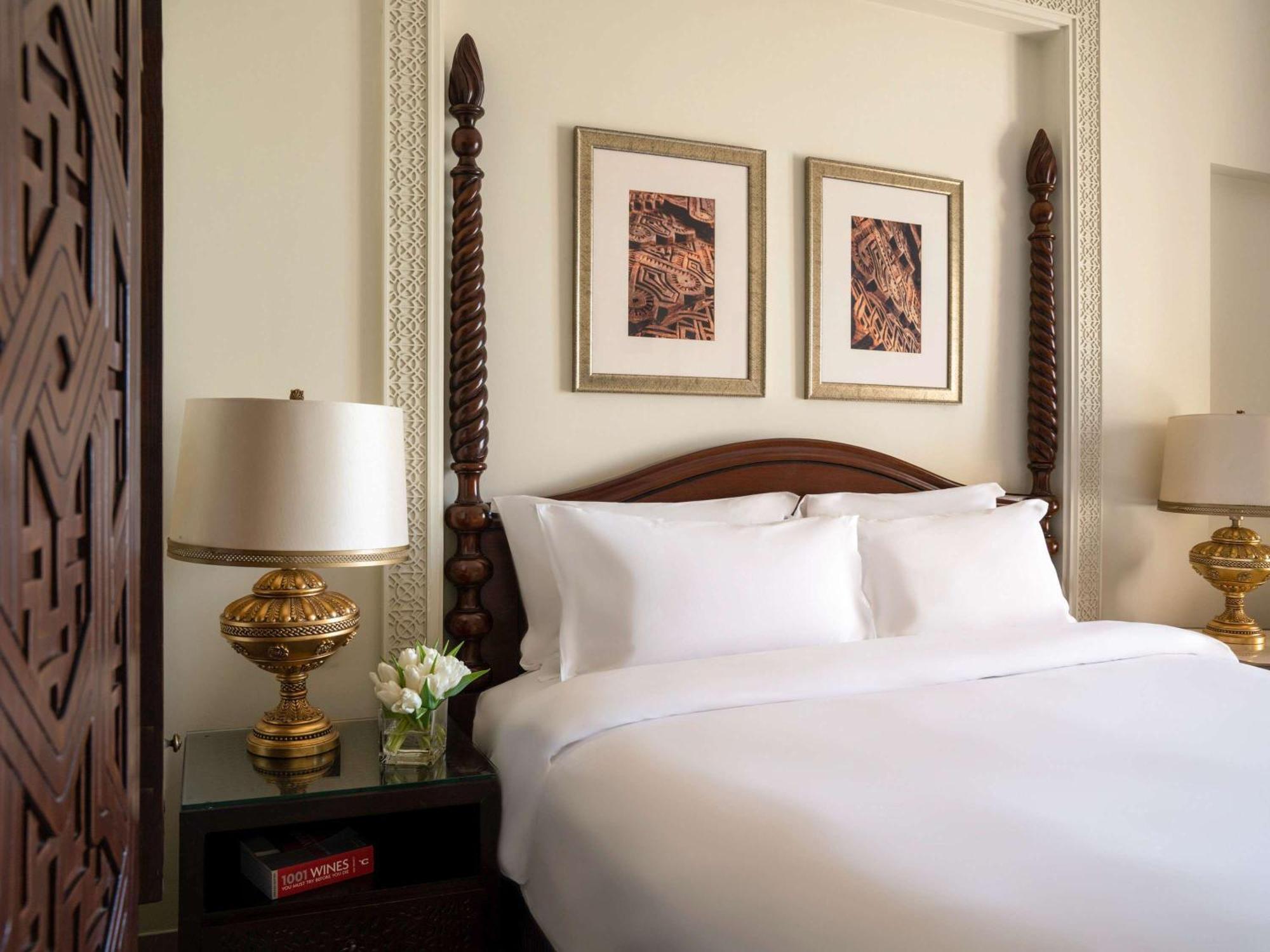 Sofitel Bahrain Zallaq Thalassa Sea & Spa Manamah Buitenkant foto A bedroom at the Four Seasons Hotel