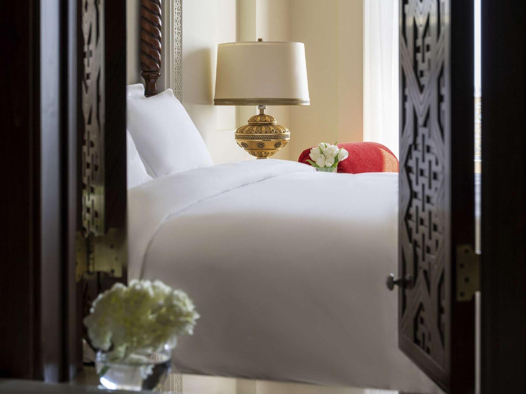 Sofitel Bahrain Zallaq Thalassa Sea & Spa Manamah Buitenkant foto A guest room at the Four Seasons Hotel