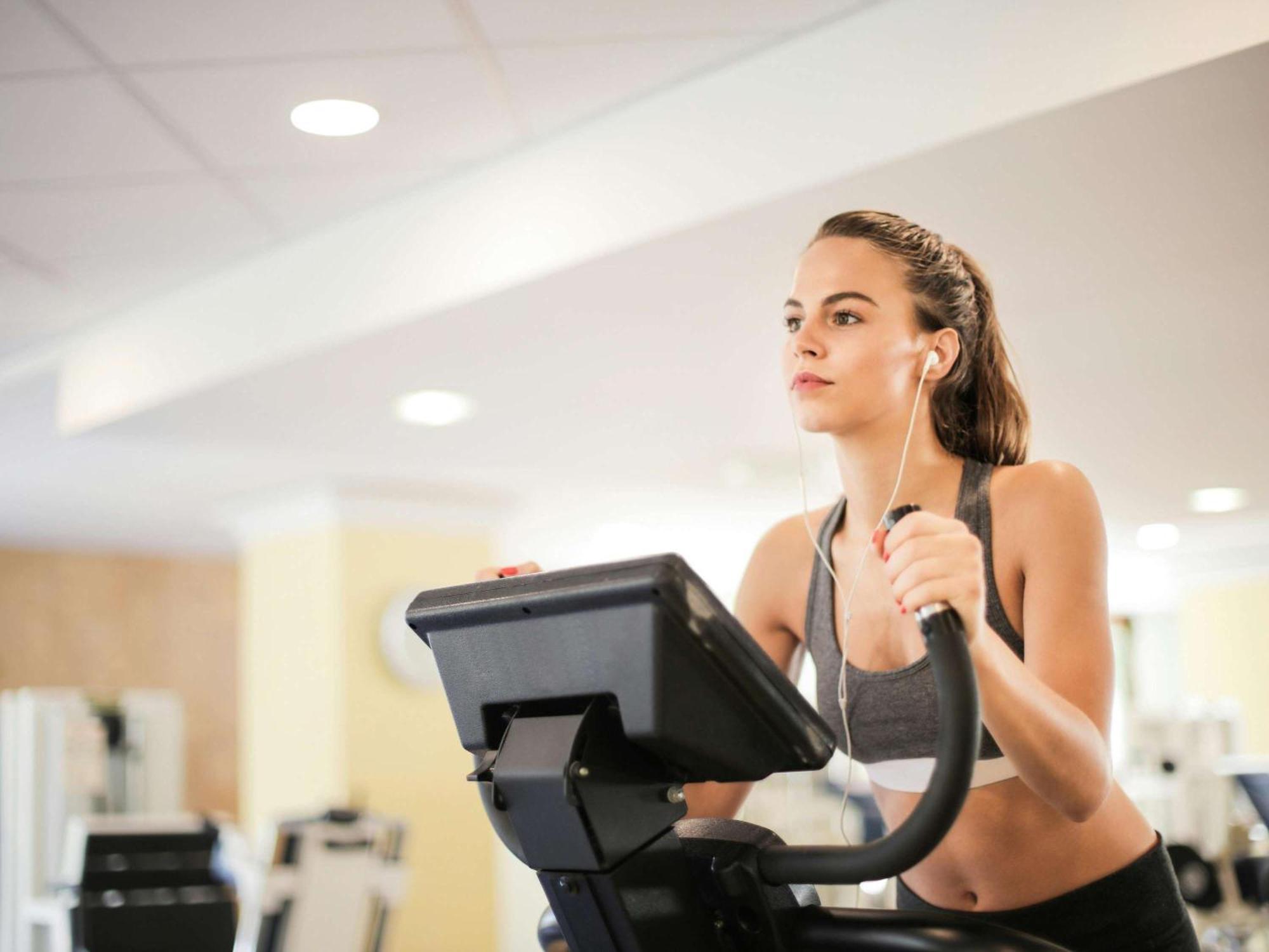 Sofitel Bahrain Zallaq Thalassa Sea & Spa Manamah Buitenkant foto A woman on a treadmill