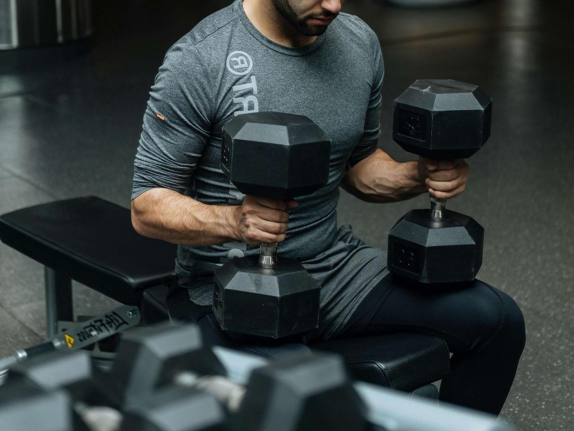 Sofitel Bahrain Zallaq Thalassa Sea & Spa Manamah Buitenkant foto A bodybuilder training with dumbbells