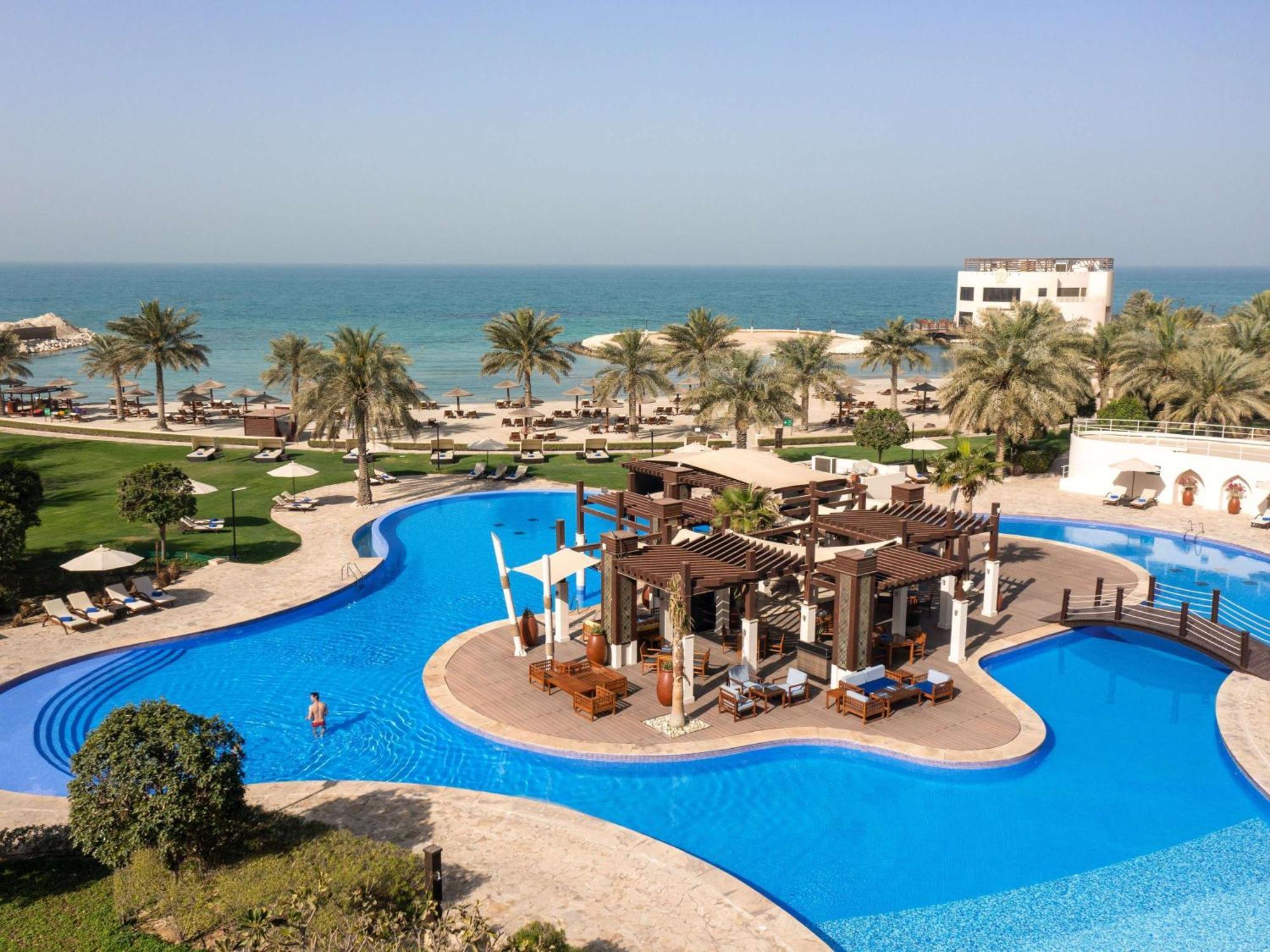 Sofitel Bahrain Zallaq Thalassa Sea & Spa Manamah Buitenkant foto The pool at the Jumeirah Beach Hotel