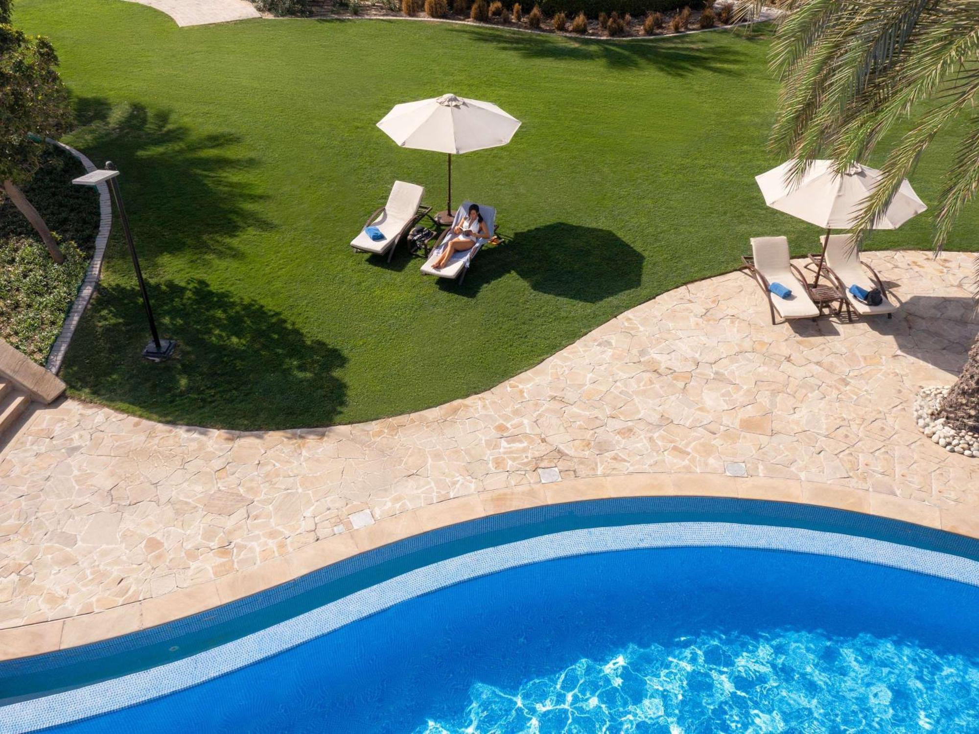 Sofitel Bahrain Zallaq Thalassa Sea & Spa Manamah Buitenkant foto Artificial grass at a resort