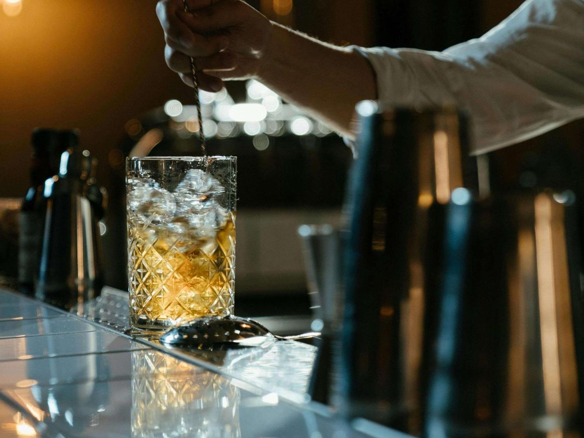 Sofitel Bahrain Zallaq Thalassa Sea & Spa Manamah Buitenkant foto A bartender adding ice to a glass