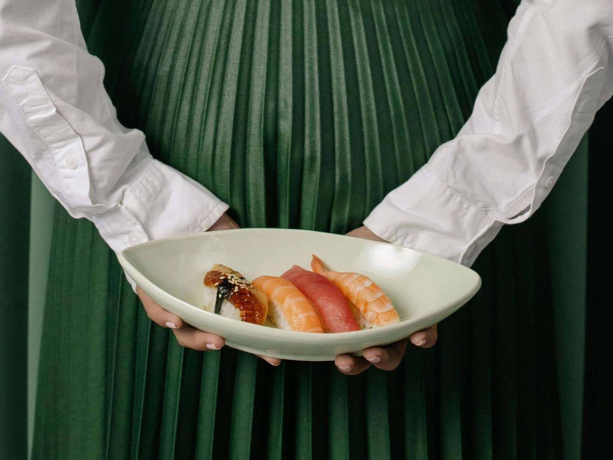 Sofitel Bahrain Zallaq Thalassa Sea & Spa Manamah Buitenkant foto A sushi chef holding a plate of sushi