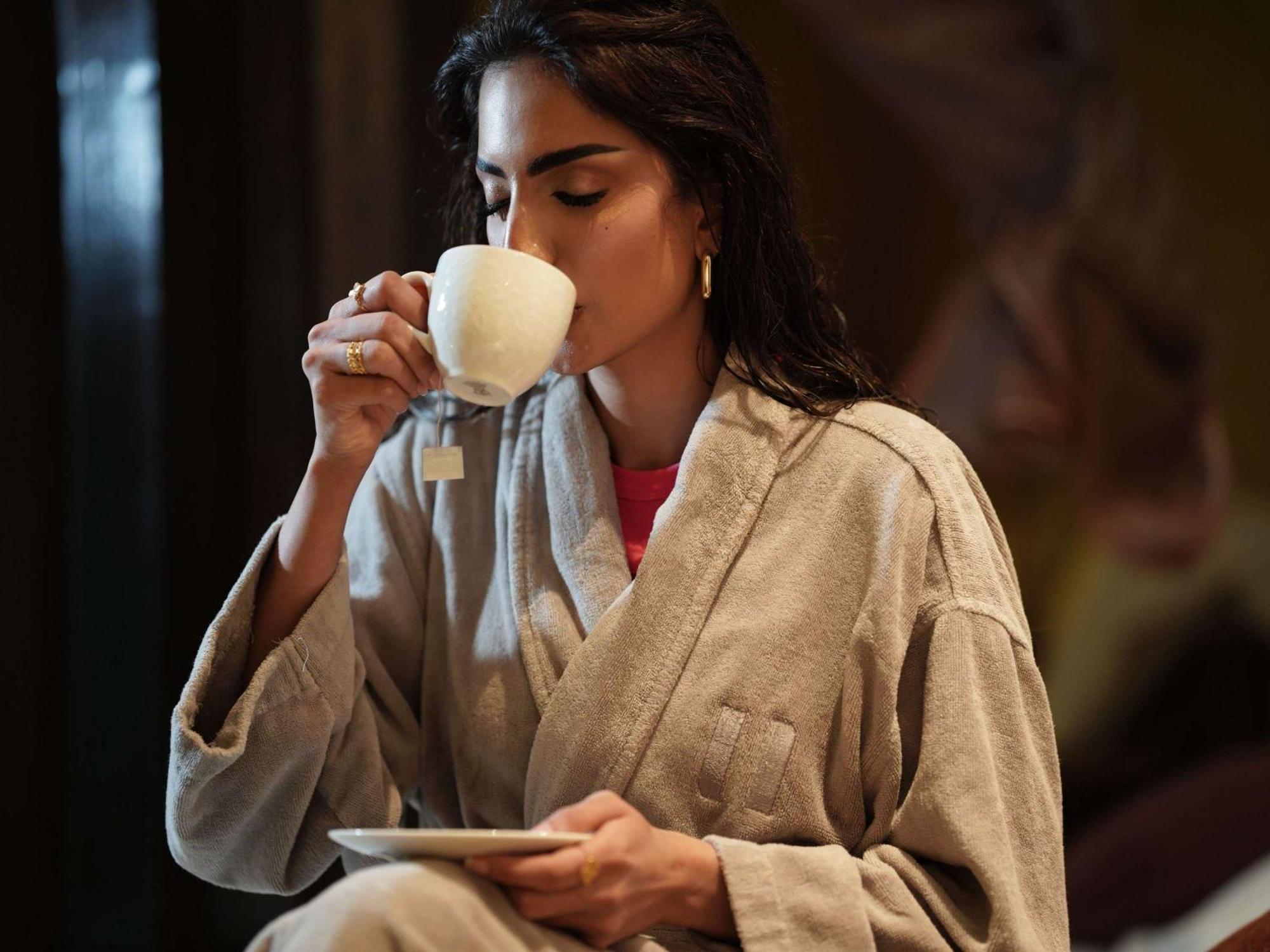 Sofitel Bahrain Zallaq Thalassa Sea & Spa Manamah Buitenkant foto A woman drinking coffee