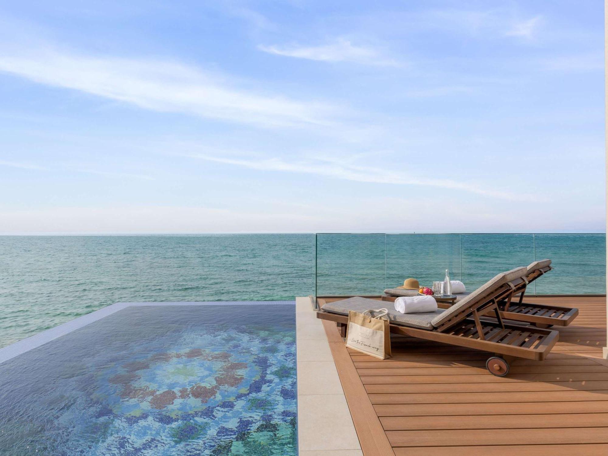 Sofitel Bahrain Zallaq Thalassa Sea & Spa Manamah Buitenkant foto View from the pool